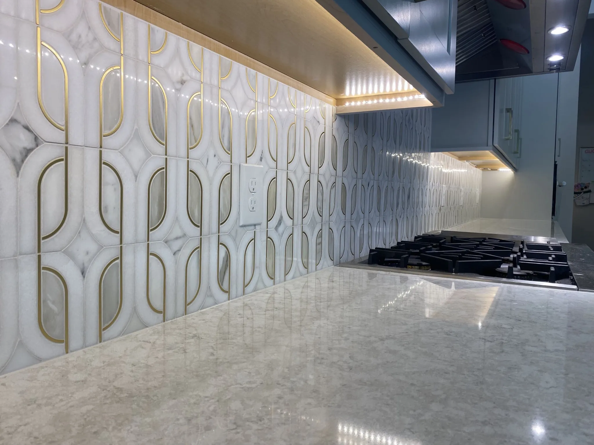 Close view of the kitchen marble mosaic beside the range
